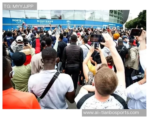 巴黎球迷大巴深夜抛锚高速上80人被困数小时等待救援 巴黎球迷大巴深夜抛锚高速上80人被困数小时等待救援